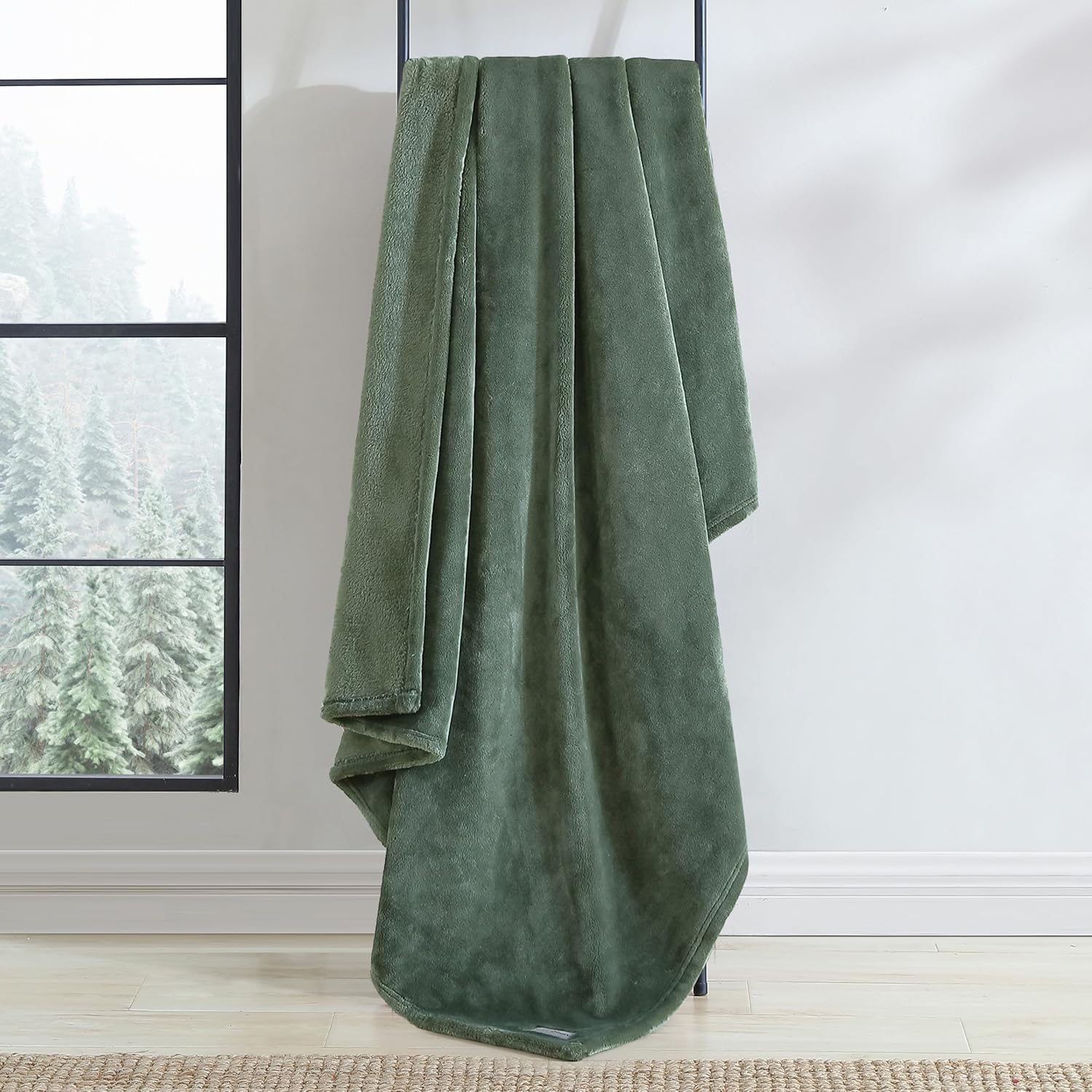 Eddie Bauer - Blanket, Super Soft Reversible Sherpa & Brushed Fleece Bedding, Throw Blankets for Couch, Ideal for Lounging (Ultra Lux Solid Green)