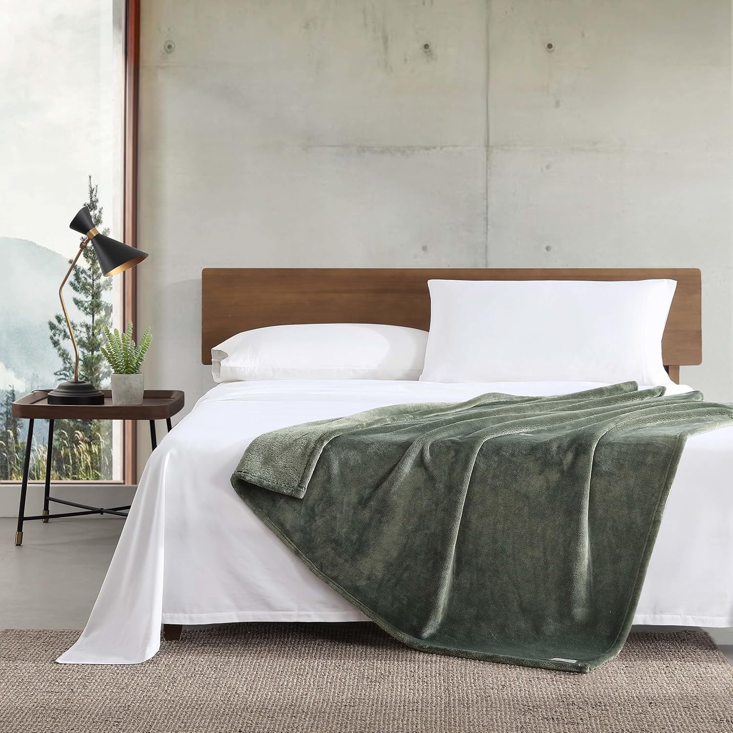 Eddie Bauer - Blanket, Super Soft Reversible Sherpa & Brushed Fleece Bedding, Throw Blankets for Couch, Ideal for Lounging (Ultra Lux Solid Green)