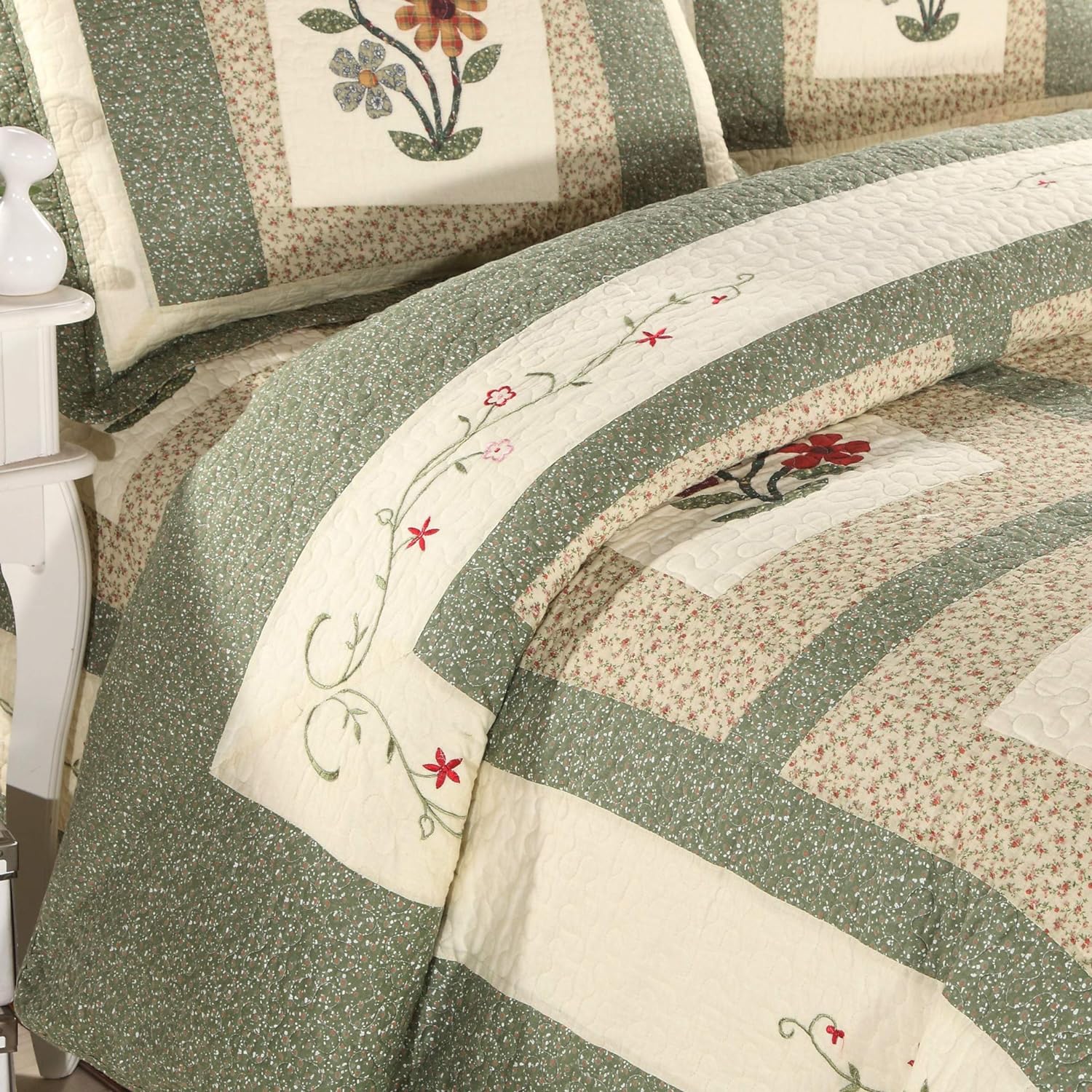 vctops Farmhouse Green 3 Piece Embroidered Floral Quilted Bedspread Quilt Set 100% Cotton Reversible Patchwork Coverlet Set 1 Quilt and 2 Pillow Shams (Green,Queen)