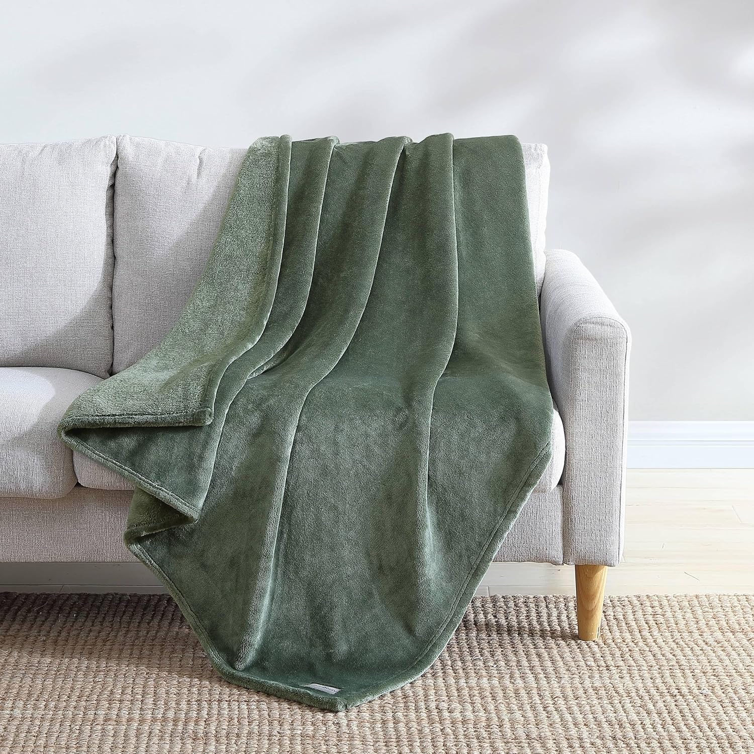 Eddie Bauer - Blanket, Super Soft Reversible Sherpa & Brushed Fleece Bedding, Throw Blankets for Couch, Ideal for Lounging (Ultra Lux Solid Green)
